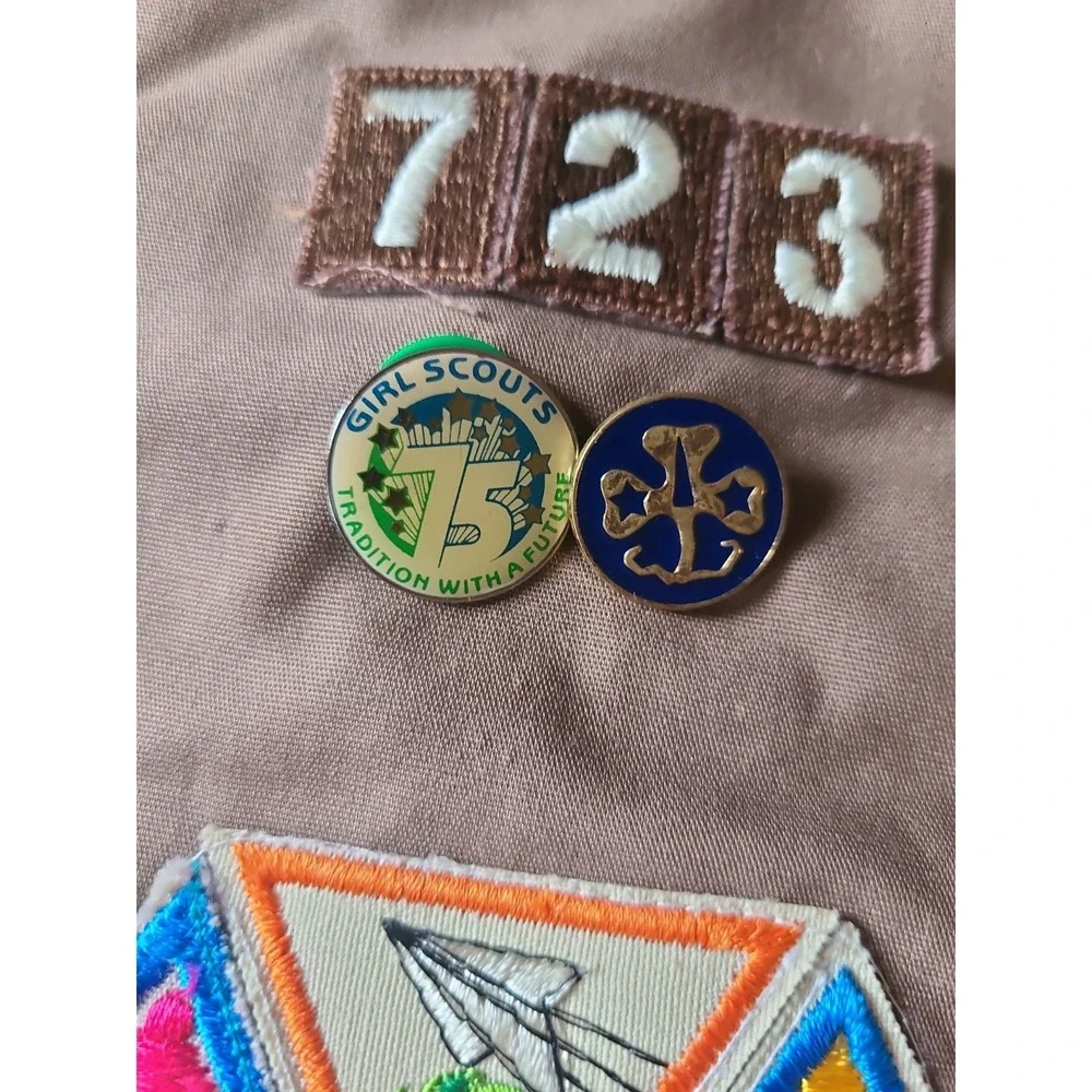 Girl Scout Sash With Pins & Patches Vintage Brown 1987 1988 23 inches‎